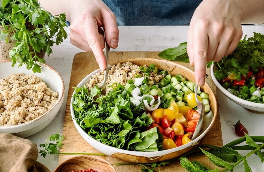 Bowl di quinoa con verdure fresche e spezie, perfetto per una ricetta veloce e sana per tutta la famiglia senza stress