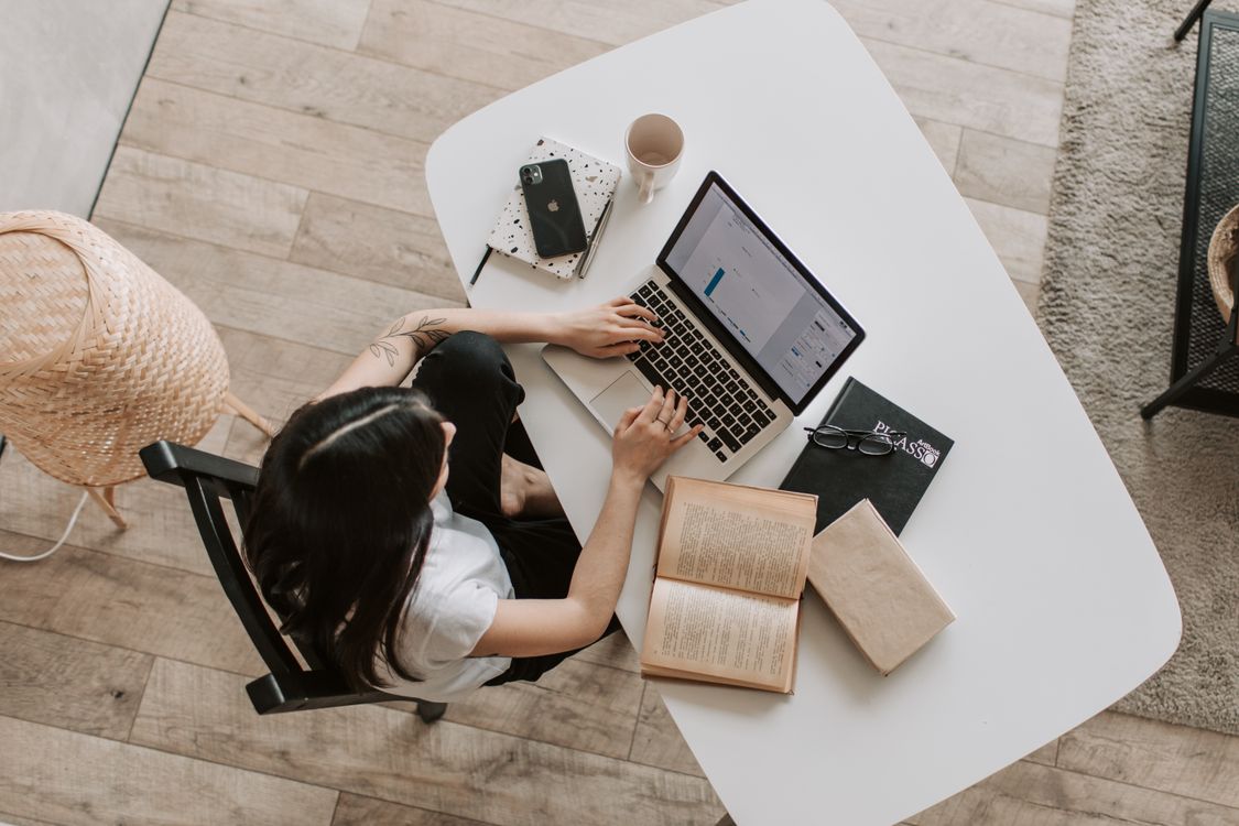 Persona che scrive articoli sul laptop per guadagnare con un blog