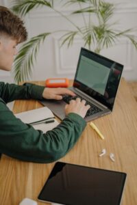 Come creare un corso online: persona che lavora al laptop