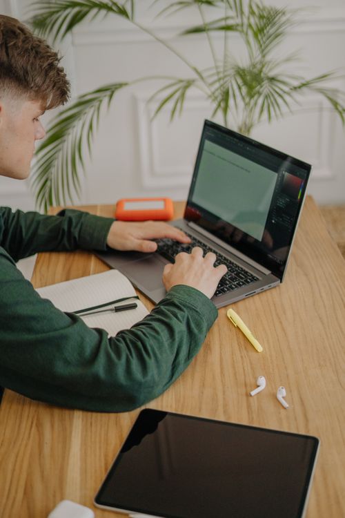 Come creare un corso online: persona che lavora al laptop