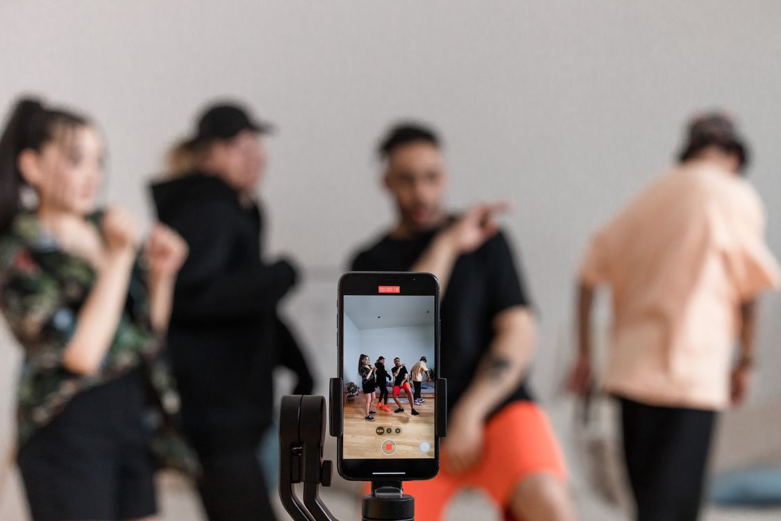 Creator che registrano un video breve con smartphone per TikTok e YouTube Shorts
