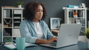 persona che lavora al laptop da casa, concetto guadagnare online