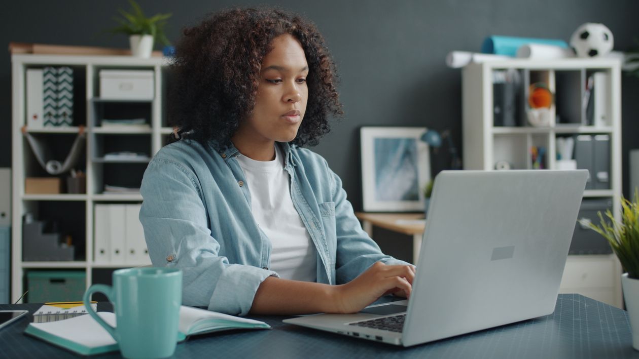 persona che lavora al laptop da casa, concetto guadagnare online