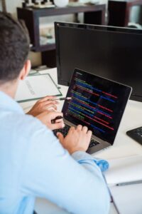 persona che usa un software gestionale al computer in ufficio