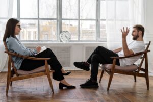 Persona in videochiamata con psicologo online
