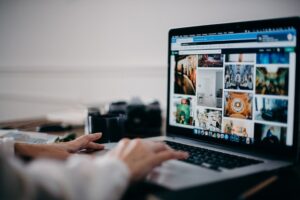 YouTuber che lavora al computer per guadagnare online