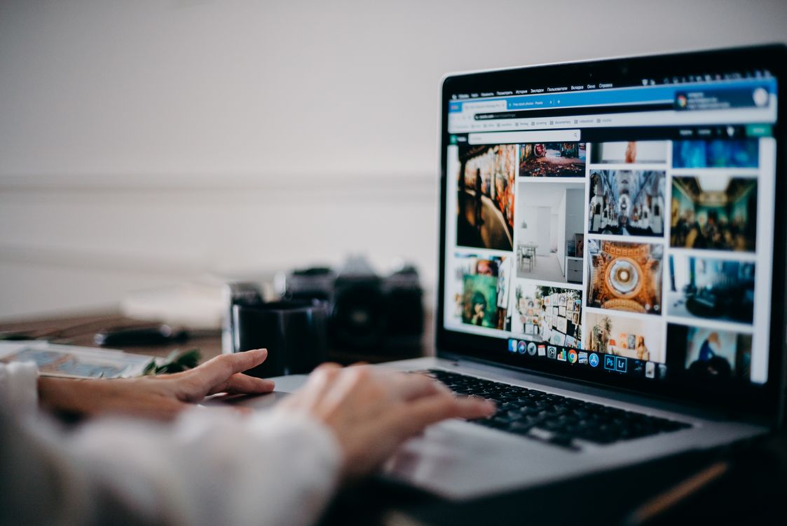 YouTuber che lavora al computer per guadagnare online