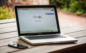 Laptop aperto su un tavolo con Google, a rappresentare la ricerca della nicchia giusta per l'affiliate marketing